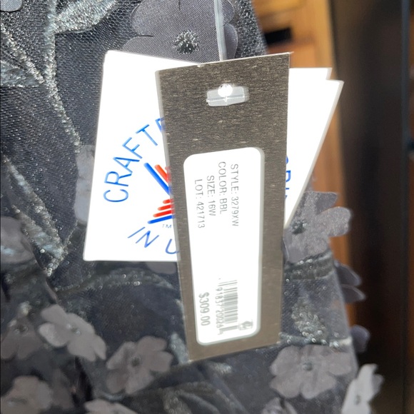 Xscape Women’s Black Long Sleeve 3D Floral Gown Dress Plus Size 16W - Picture 3 of 10